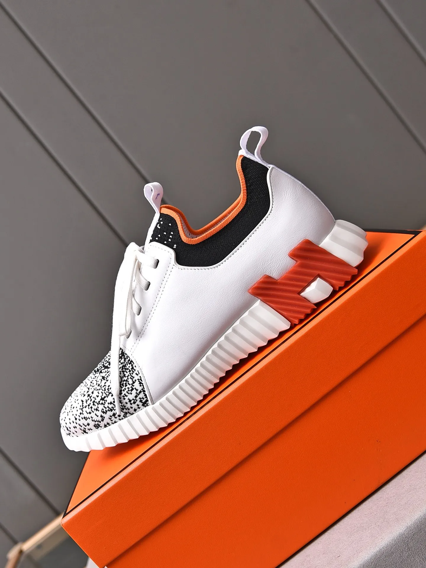 Factory price PP600 [Hermes] fe new arrival~ New Bouncing sneakers are the most comfortable shoes from Hermès, no one else⃣️. They are very light on the feet and look great. You won’t feel tired even when you go shopping and running around. 👍 Very light and comfortable, very light, suitable for both sports and leisure, and feel great when you step on them! It’s up to you to choose, there’s always what you want~ ✔️Fabric: Imported first-layer cowhide + high-elastic fly weave ✔️Inner lining: Imported water-dyed cow lining ✔️Outsole: Seamless combination of IP+TPU (multi-color letters) German technology irradiation machine ✔️Code number: Male 38-44 (45 customized)